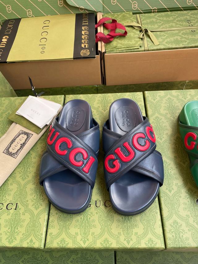Gucci最新款情侣款拖鞋夏天必备单品之一 上脚非常舒服 大底非常非常软 原版开模正面饰有gucci字样皮革 为整个鞋型注入鲜明的品牌辨识度！面料：牛皮 .透气
